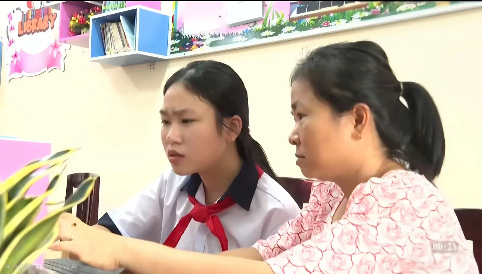Cô Nguyễn Thị Tuyết Phong, môn tin học trường TH,THCS Phan Bội Châu ôn luyện tin học cho Quỳnh Anh