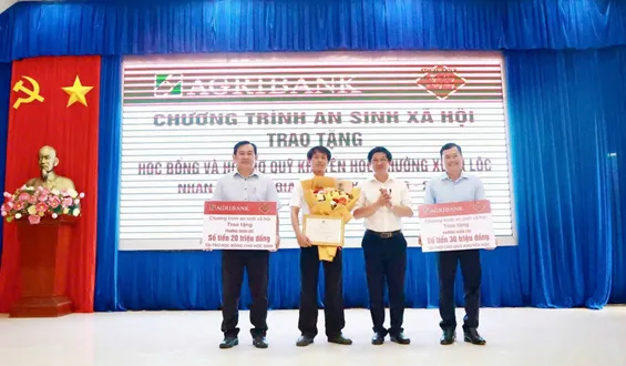 Phó Chủ tịch UBND phường Thân Anh Thiết trao bảng tri ân cho Agribank chi nhành Xuân Lộc
