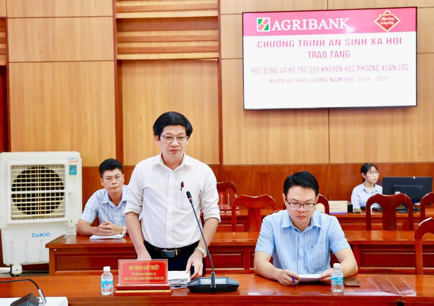 Phó Chủ tịch UBND phường Thân Anh Thiết phát biểu cảm ơn Agribank chi nhành Xuân Lộc