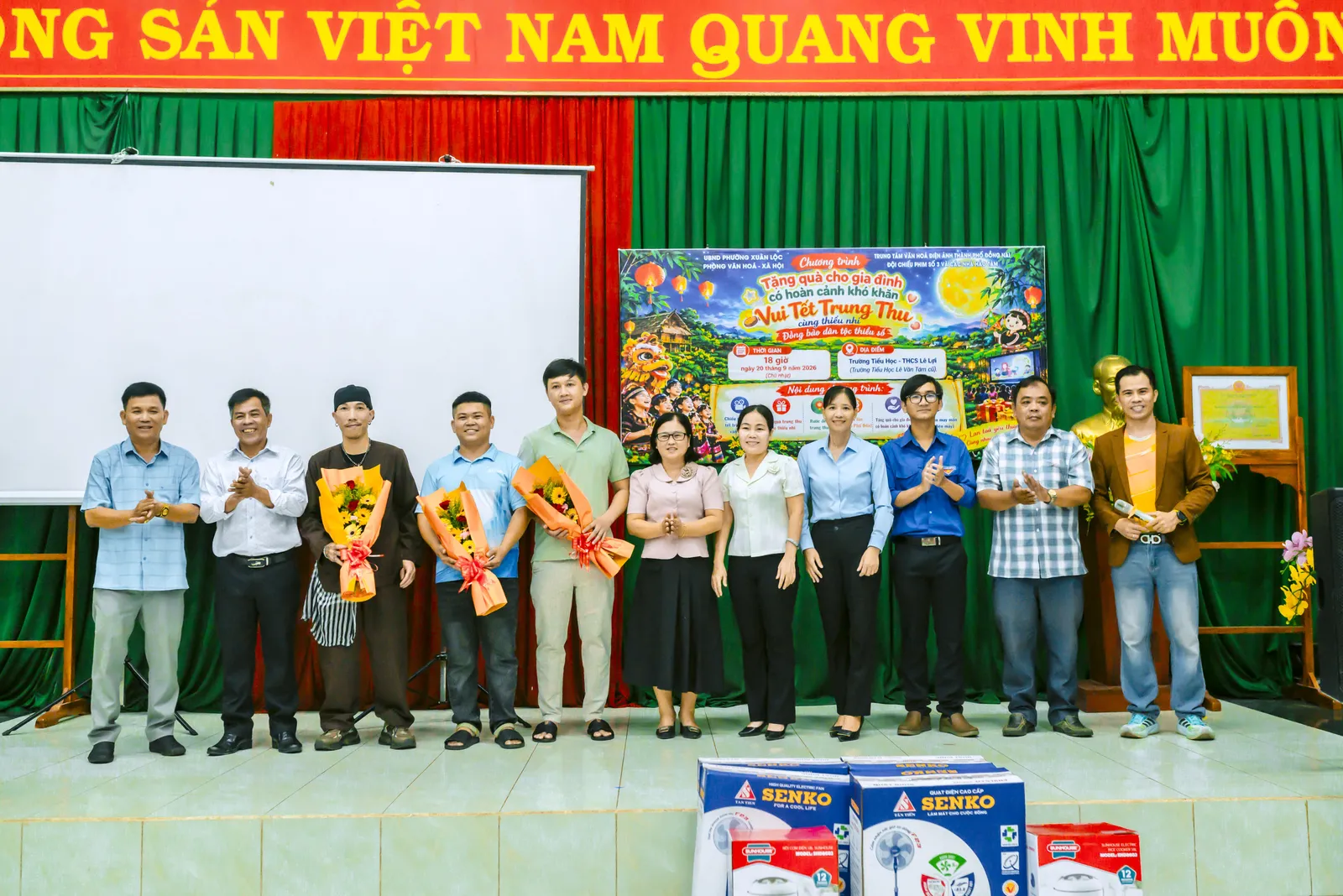 Ban Tổ chức tặng hoa tri ân các nhà hảo tâm