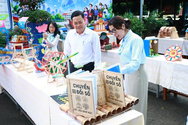 Đ/c Ngô Thị An, Phó bí thư thường trục Đảng Ủy, phụ trách Đảng bộ tham quan mô hình chuyển đổi số