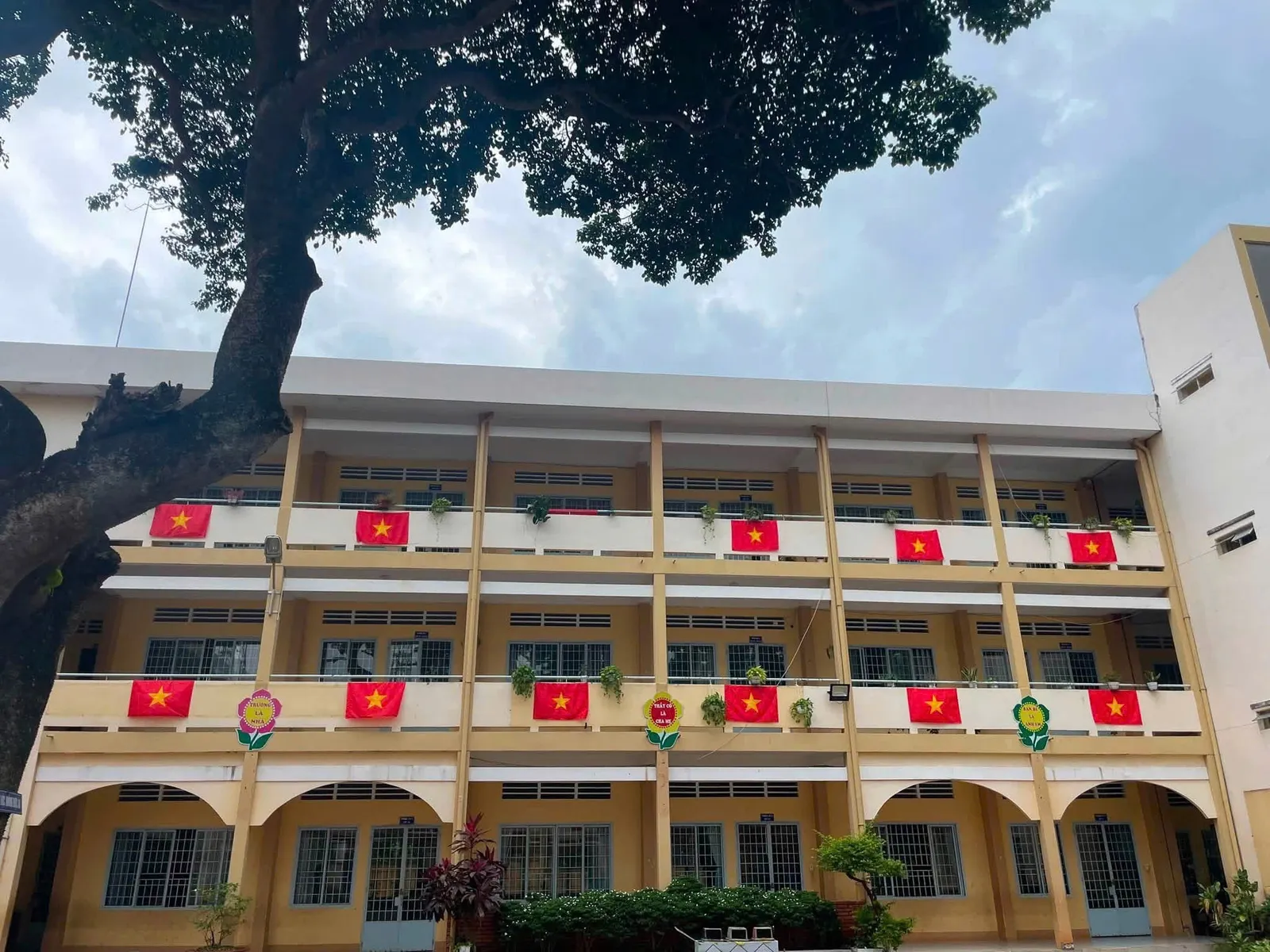 Cờ đỏ, sao vàng được Trường TH-THCS Phan Bội Châu trang trí tại khuôn viên trường để chào đón năm học mới