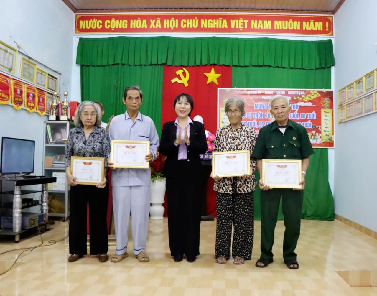 Chúc thọ, mừng thọ các cụ tròn 70 tuổi, 75 tuổi, 80 tuổi, 85 tuổi, 95 tuổi và trên 100 tuổi thuộc Khu phố Gia Ray 1