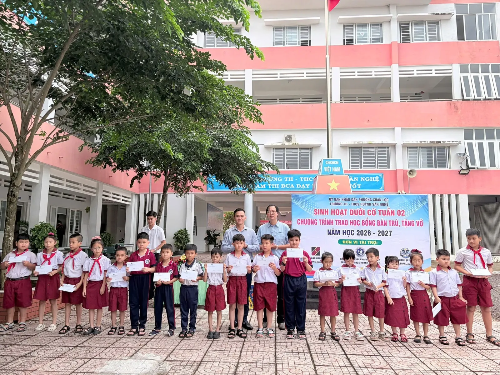 Xuân Lộc: Trao học bổng bán trú - Tiếp sức đến trường cho học sinh có hoàn cảnh khó khăn