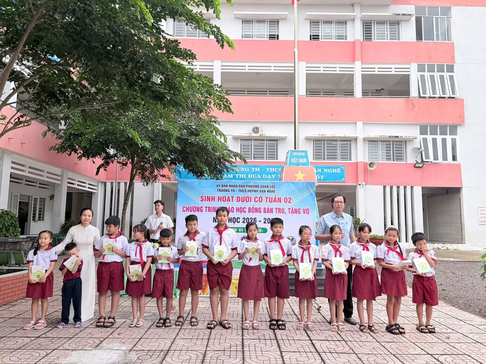 Nhà trường trao tặng vở cho các em học sinh