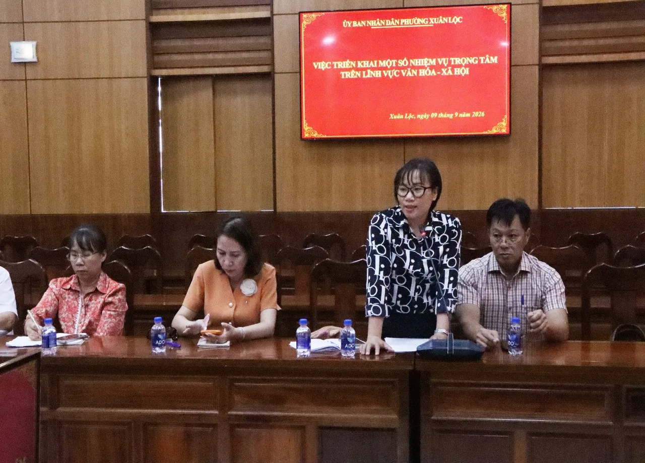 Nhân viên Trạm y tế báo báo tình hình dịch bệnh