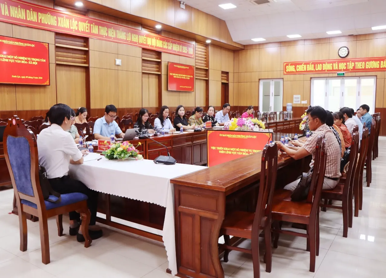 Đồng chí Thân Anh Thiết, Phó Chủ tịch UBND phường Xuân Lộc chỉ đạo tại cuộc họp